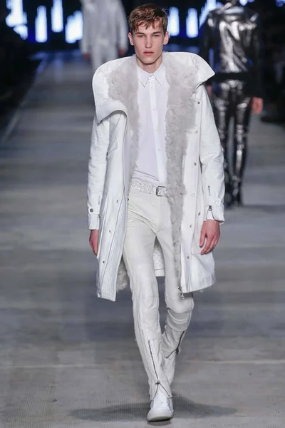 Look 32